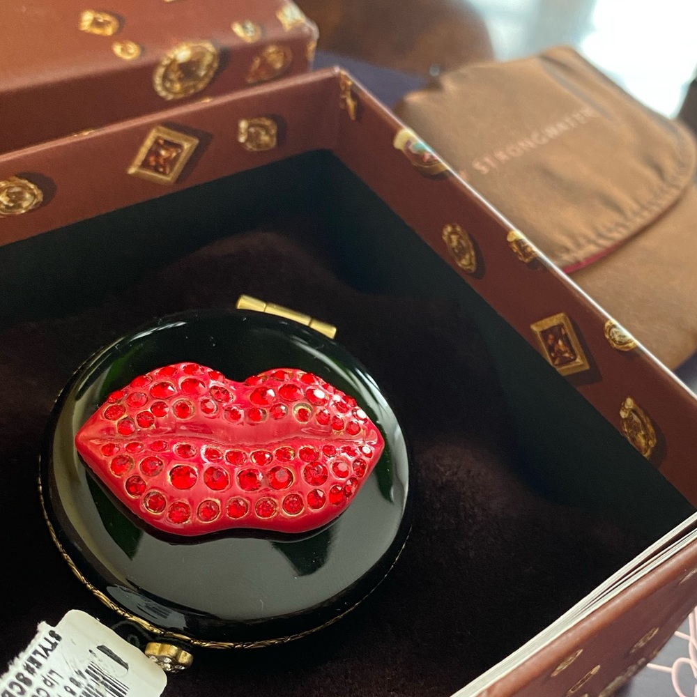 Jay Strongwater lips compact mirror
